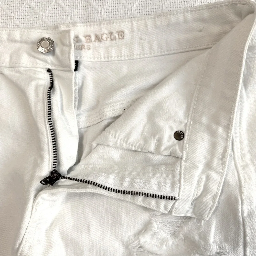 American Eagle White Distressed Denim Mini Skirt Size 6 Frayed Hem Stretch